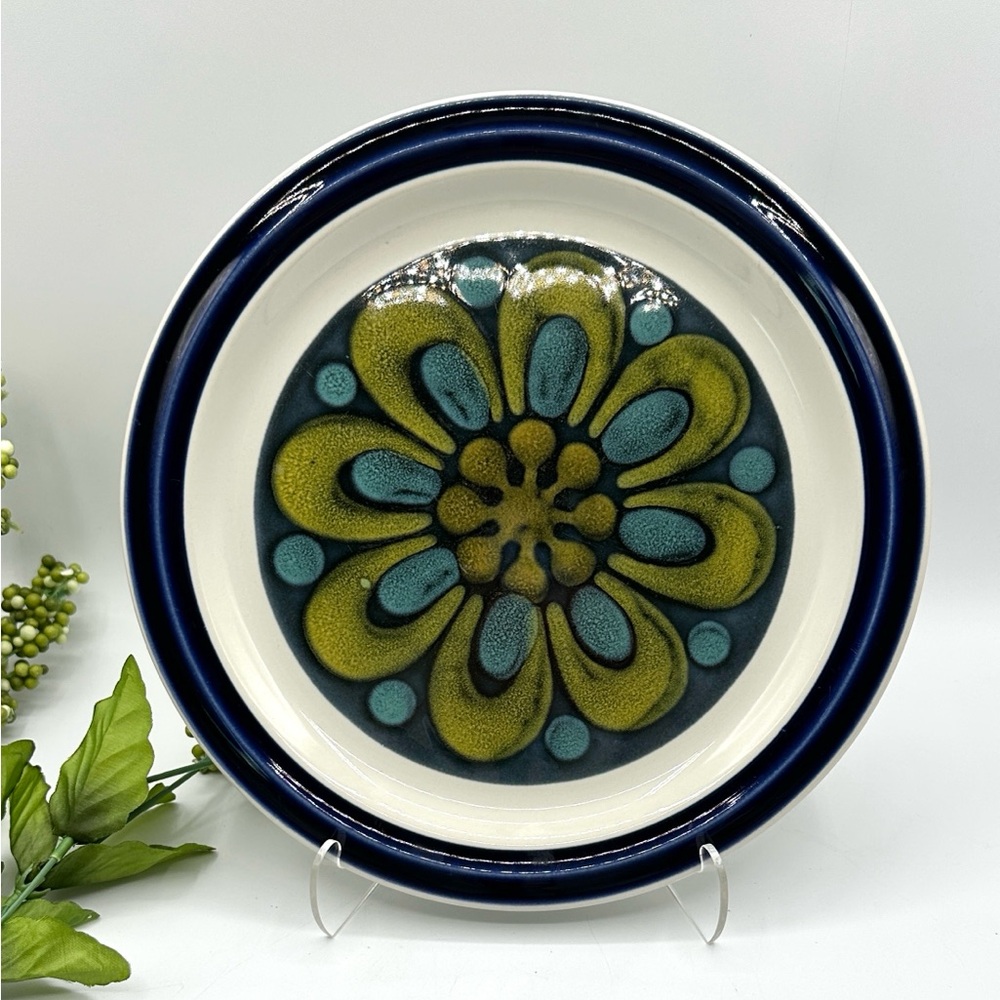 1960s MCM Acsons Stoneware Dinner Plate, Pattern is Belmont.